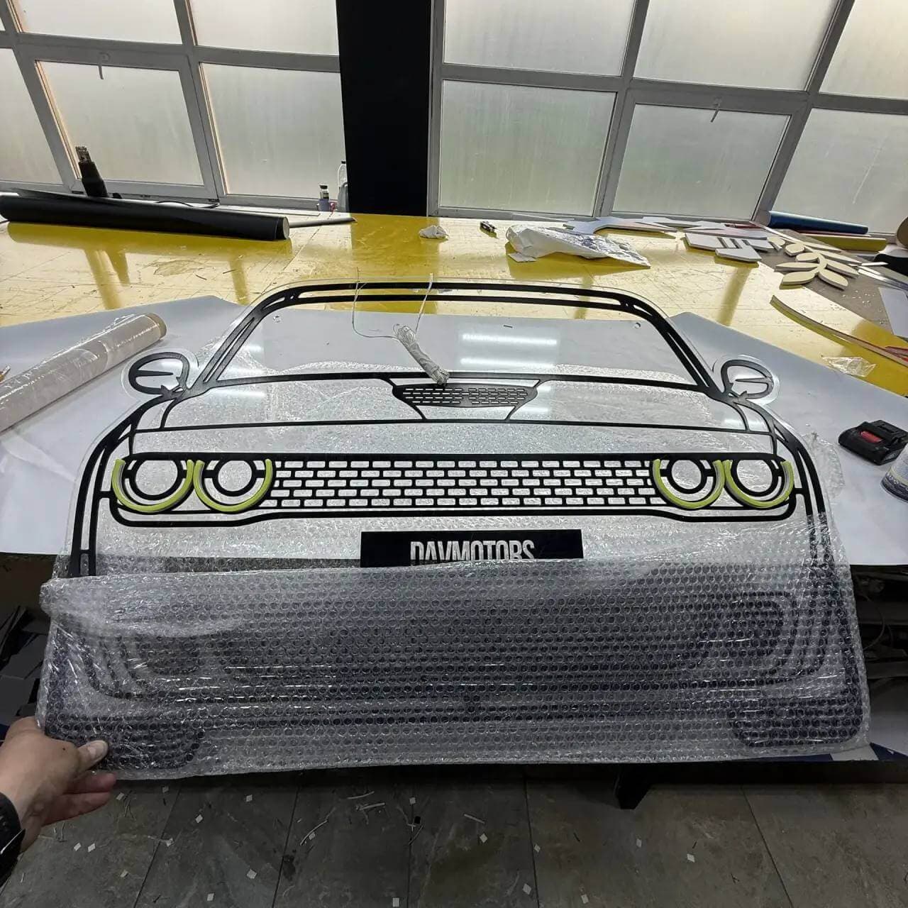 Неоновая вывеска DAVMOTORS в форме силуэта автомобиля из ПВХ и оргстекла с гибким неоном