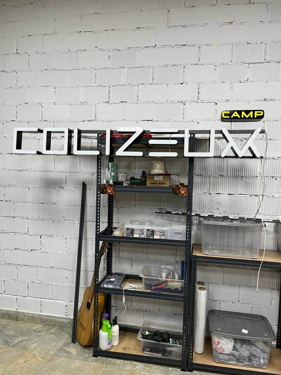 Световая вывеска COLIZEUM CAMP с объемными буквами и светодиодной подсветкой